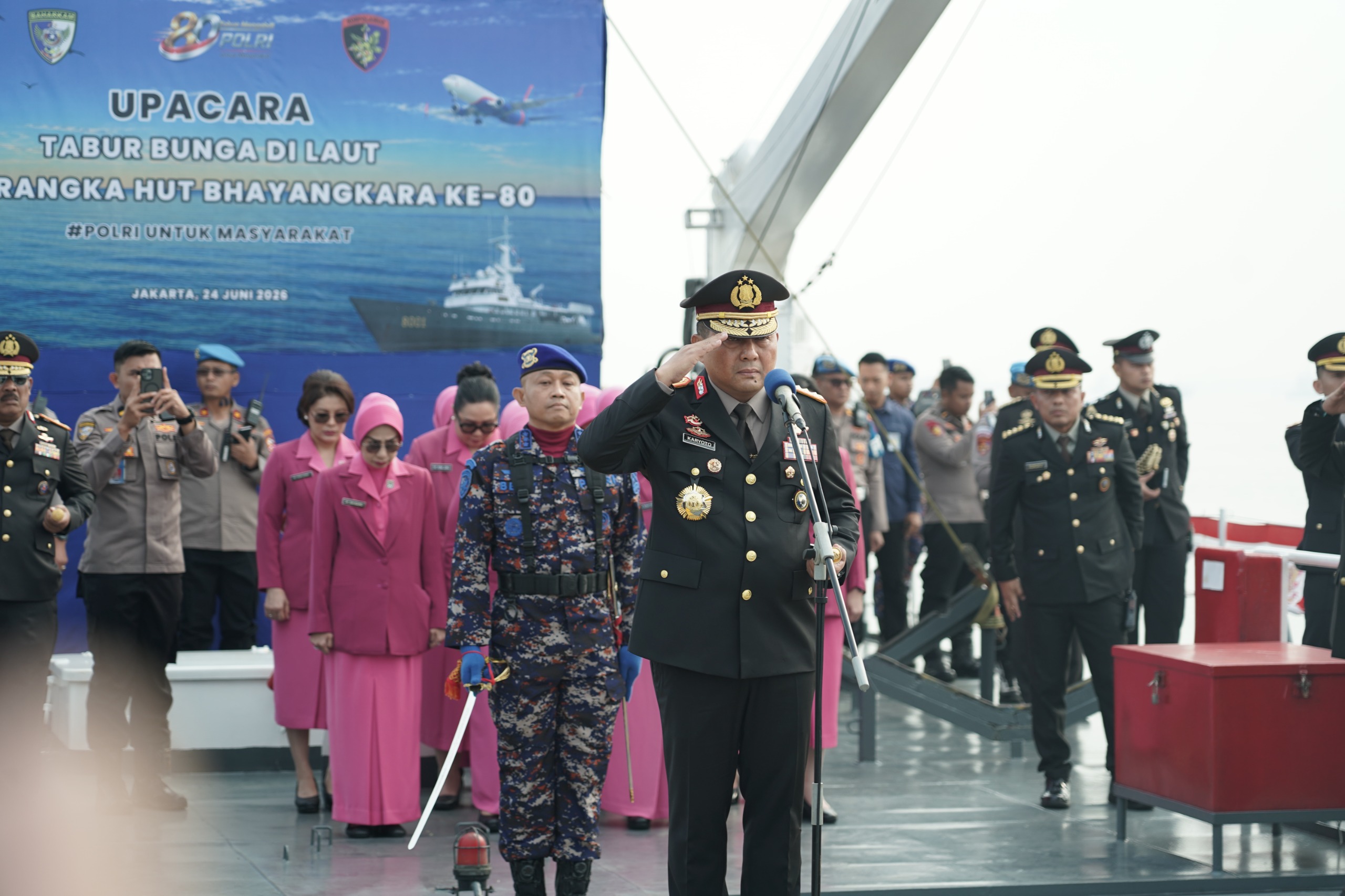 KABAHARKAM POLRI PIMPIN TABUR BUNGA DI LAUT DALAM RANGKA HARI BHAYANGKARA KE-80